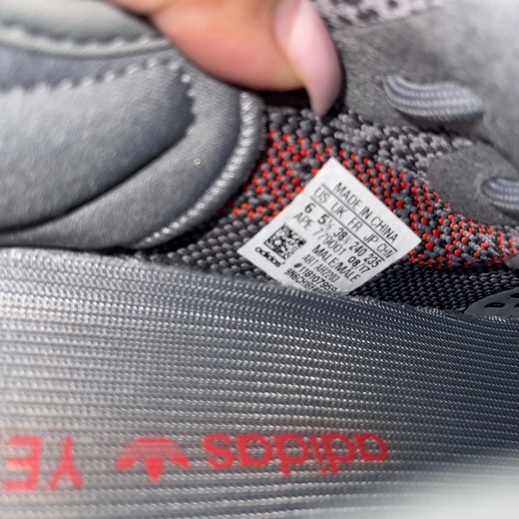 Yeezy Boost 350 V2 - Picture 5 of 5